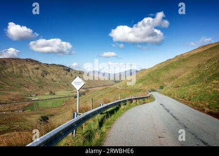 Strada di discesa a binario singolo da Bealach Ratagan in direzione del traghetto da Glenelg a Kylerhea per l'Isola di Skye, Highlands scozzesi, Scozia. Foto Stock