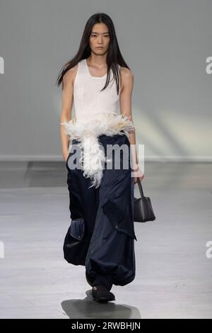 Londra, Regno Unito. 16 settembre 2023. Una modella cammina sulla passerella alla sfilata di moda JW Anderson durante la sfilata Primavera Estate 2024 Collections Fashion Show alla London Fashion Week a Londra, Regno Unito, il 16 settembre 2023. (Foto di Jonas Gustavsson/Sipa USA) credito: SIPA USA/Alamy Live News Foto Stock