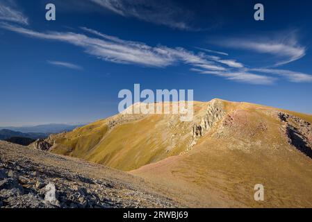 Monte Tosa d'Alp in autunno visto da un bunker sulla Línea P (linea dei Pirenei) (Cerdanya, Catalogna, Spagna, Pirenei) ESP: Montaña de la Tosa d'Alp Foto Stock