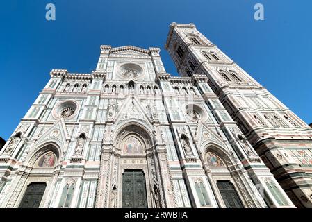 Firenze, Italia - 6 agosto 2023: Vista della facciata esterna della cattedrale di Firenze Santa Maria del Fiore Foto Stock