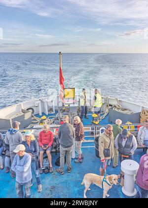 Passeggeri a bordo del traghetto Scillonian III durante l'attraversamento dell'Oceano Atlantico da Penzance a St Mary's, Isole Scilly. Foto Stock