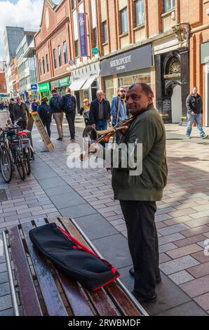 Belfast County Antrim Irlanda del Nord 4 maggio 2019 - Street performer in Ann Street Belfast che gioca a Stroviol o phonofiddle Foto Stock