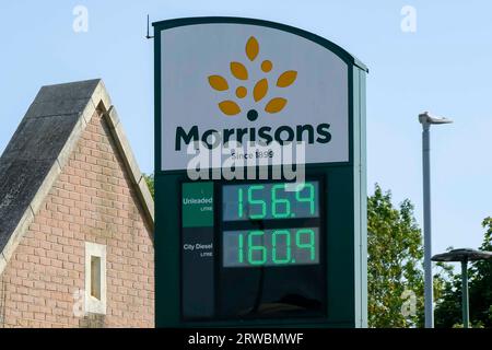 Bridport, Dorset, Regno Unito. 18 settembre 2023. I prezzi del carburante continuano a salire con il prezzo della benzina di 156,9p e del diesel di 160,9p al supermercato Morrisons di Bridport nel Dorset. Foto: Graham Hunt/Alamy Live News Foto Stock