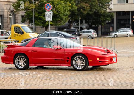 Sofia, Bulgaria - 17 settembre 2023: Parata retrospettiva autunnale di auto d'epoca o d'epoca, auto retrospettiva Foto Stock