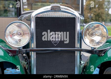 Sofia, Bulgaria - 17 settembre 2023: Parata retrospettiva autunnale di auto d'epoca o d'epoca, auto retrospettiva Foto Stock