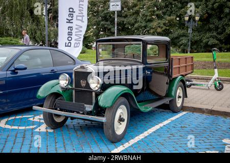 Sofia, Bulgaria - 17 settembre 2023: Parata retrospettiva autunnale di auto d'epoca o d'epoca, auto retrospettiva Foto Stock