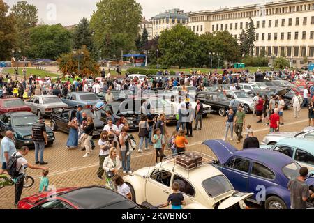 Sofia, Bulgaria - 17 settembre 2023: Parata retrospettiva autunnale di auto d'epoca o d'epoca, auto retrospettiva Foto Stock