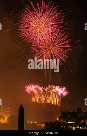 Fuochi d'artificio sul Castello di Edimburgo con vista sulla città. Finale del Festival internazionale di Edimburgo nel Regno Unito. Foto Stock