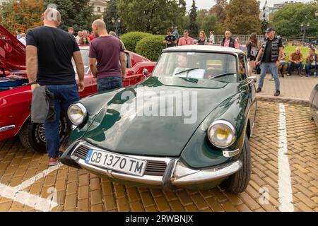 Sofia, Bulgaria - 17 settembre 2023: Parata retrospettiva autunnale di auto d'epoca o d'epoca, auto retrospettiva Foto Stock