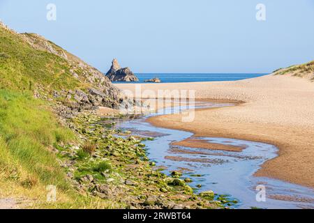 Luce serale su Church Rock, spiaggia di Broad Haven, parte della riserva naturale nazionale di Stackpole, nel Pembrokeshire Coast National Park, West Wales, Regno Unito Foto Stock