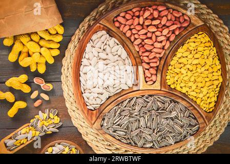 Assortimento di spuntini egiziani popolari semi di girasole, semi di anguria, semi di zucca e arachidi salate. Vista dall'alto con primo piano. Foto Stock