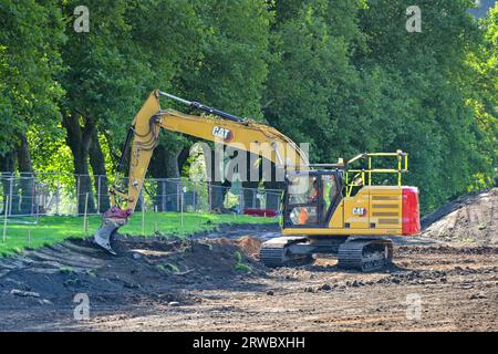 Pontypridd, Galles - 12 settembre 2023: Un grande escavatore che lavora all'altezza dal suolo nel parco Ynysangharad della città Foto Stock