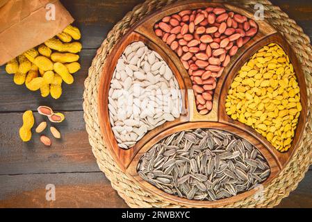 Assortimento di spuntini egiziani popolari semi di girasole, semi di anguria, semi di zucca e arachidi salate. Vista dall'alto con primo piano. Foto Stock