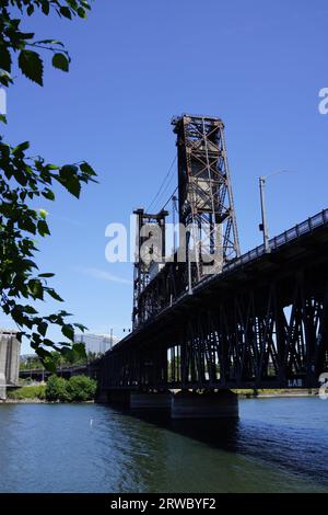 Steel Bridge che attraversa il fiume Willamette a Portland, Oregon Foto Stock