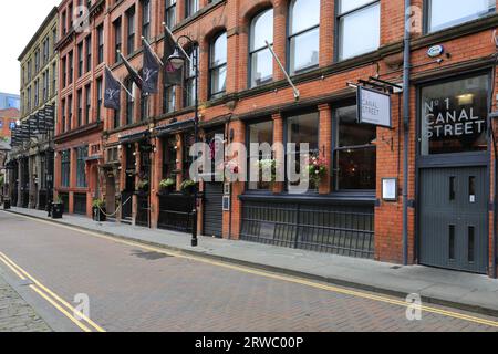 Vista lungo Canal Street, il villaggio gay di Manchester, Manchester City, Inghilterra, Regno Unito Foto Stock