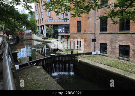 Vista lungo Canal Street, il villaggio gay di Manchester, Manchester City, Inghilterra, Regno Unito Foto Stock
