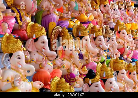 18-09-2023 settembre 2023, nuovi idoli del Dio conosciuti come Ganesha o Ganapati in vendita in un negozio alla vigilia del festival Ganesh a Pune, India. Foto Stock