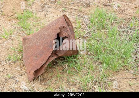 Artefatto in metallo ruggine abbandonato nei campi intorno al campo di internamento del Centro di trasferimento di Granada Foto Stock