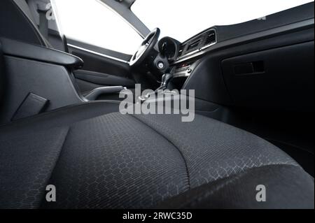 Tema del servizio di pulizia auto. Sedile vuoto in tessuto scuro per autovetture Foto Stock