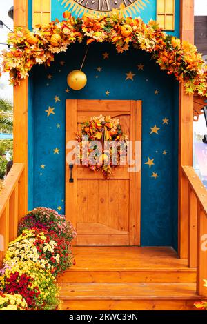 Bella porta in legno, decorata per Halloween o il giorno del Ringraziamento. Sochi, Russia - 15 ottobre 2021. Foto Stock