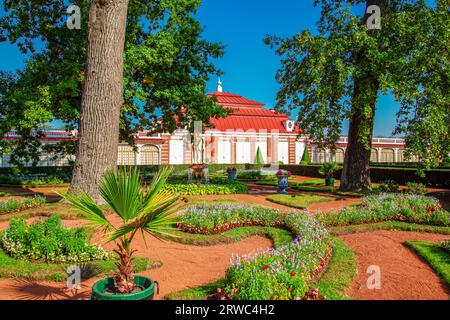 Monplaisir Pavilion nel giardino di Peterhof. Parcheggio inferiore. Peterhof, St. Pietroburgo, Russia - 12 settembre 2023. Foto Stock