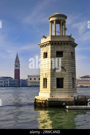 Faro di Faro San Giorgio maggiore nella laguna veneta Foto Stock