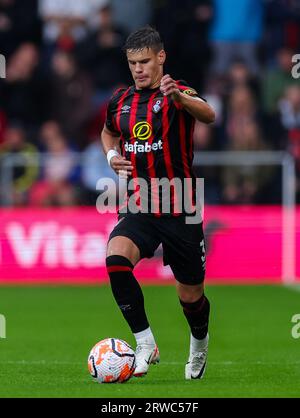 Milos Kerkez del Bournemouth in azione durante la partita di Premier League al Vitality Stadium di Bournemouth. Data foto: Domenica 17 settembre 2023. Foto Stock