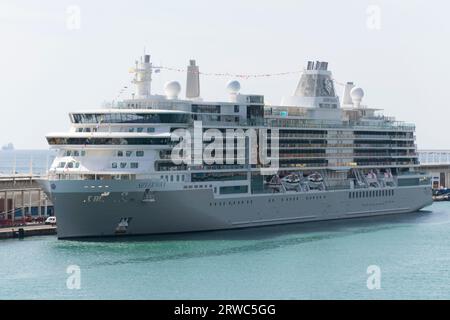 La nuova nave da crociera Silversea Cruises Silver Nova è ormeggiata nel porto di Barcellona per la sua prima visita il 18 agosto 2023. Foto Stock