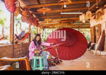 Regione del lago Inle, Myanmar (Birmania) - 13 marzo 2018, tradizionale negozio di ombrelli di carta colorata, artigianato decorativo. Foto di alta qualità Foto Stock
