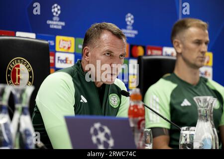 ROTTERDAM - l'allenatore Brendan Rodgers e Joe Hart dello Scottish Celtic FC guardano avanti alla prima partita nella fase a gironi della Champions League contro il Feyenoord durante una conferenza stampa a De Kuip. ANP OLAF KRAAK Foto Stock