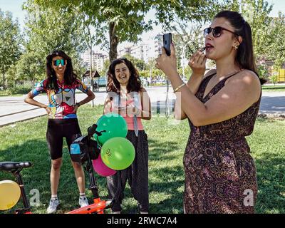 Una donna vista indossare il trucco durante l'evento. "Fancy Women's Bicycle Tour" è stato organizzato a Diyarbak nell'ambito degli eventi "World Car-Free Cities Day". Un gran numero di donne ha partecipato. Pinar Akyildiz Cetin, uno degli organizzatori del tour, ha dichiarato di aver organizzato il tour per diffondere l'uso delle biciclette e attirare l'attenzione sui danni causati dalle auto all'ambiente. L'altro organizzatore, Nursin Aslaner Esen, ha dichiarato che una delle soluzioni ai problemi creati dal cambiamento climatico è quella di rendere popolare il ciclismo. (Foto di Mehmet Masum/SOPA Images/Sipa USA) Foto Stock