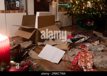 E' la vigilia di Natale. I regali sono stati scartati. Nel soggiorno di Natale c'è un caos di confezionamento di carta e scatole sotto la tr di Natale Foto Stock