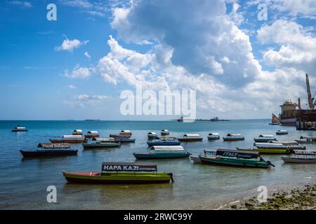 Barche nel porto di Stone Town, Zanzibar, Tanzania Foto Stock