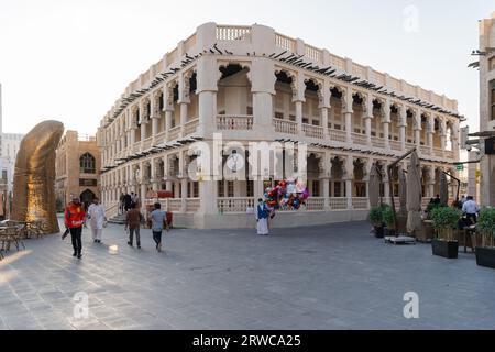 Doha, Qatar - 17 ottobre 2022: Il Souq Waqif è un mercato tradizionale a Doha, Qatar. Il souq è noto per la vendita di indumenti tradizionali, spezie e artigianato Foto Stock