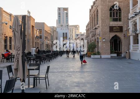 Doha, Qatar - 17 ottobre 2022: Il Souq Waqif è un mercato tradizionale a Doha, Qatar. Il souq è noto per la vendita di indumenti tradizionali, spezie e artigianato Foto Stock