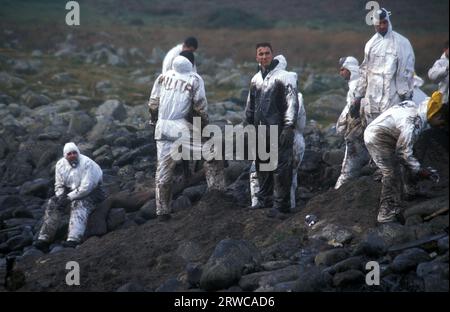 L'esercito spagnolo contribuisce a ripulire il disastro petrolifero causato dalla fuoriuscita di petrolio della Prestige, Cabo Touriñan, A Coruña, Galizia, Spagna Foto Stock