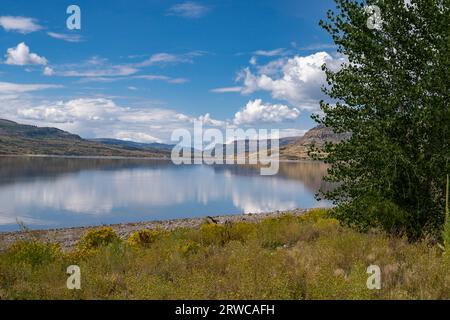 Vista dalla costa del Blue Mesa Reservoir Foto Stock