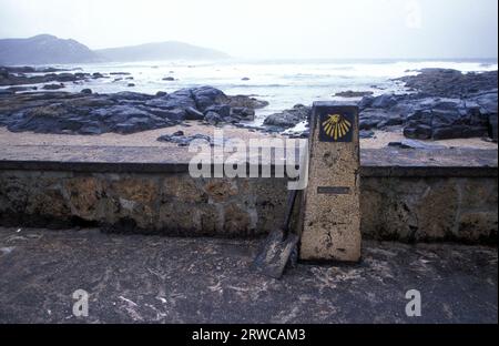 Spianata per rimuovere l'olio e cartello della strada pedonale Pellegrino Camino De Santiago, la fuoriuscita di olio Prestige , Praia do Coido, Muxia, A Coruña, Galizia, Spagna Foto Stock