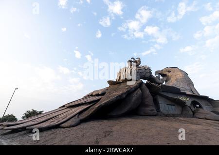 KOLLAM, KERALA, INDIA - 7 GENNAIO 2021: Scultura di Jatayu, un uccello divino di Ramayana, nel centro della Terra di Jatayu situato a Chadayamangalam. Foto Stock