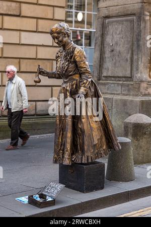 Artista vivente di strada con statue come Madame Curie, Edinburgh Festival Fringe, Royal Mile, Scozia, Regno Unito Foto Stock