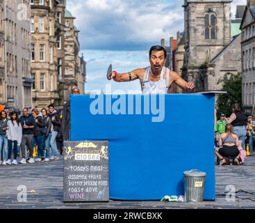 Freddie Mercury impersonator Street performer, Edinburgh Festival Fringe, Royal Mile, Scozia, Regno Unito Foto Stock