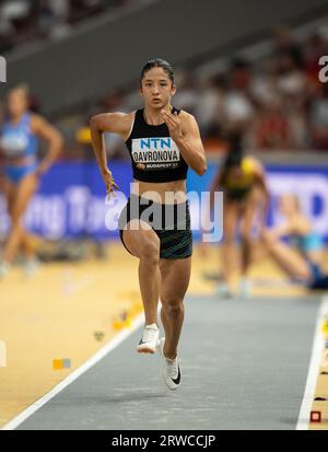 Sharifa Davronova dell'Uzbekistan gareggia nelle manche di salto triplo femminile il quinto giorno ai Campionati mondiali di atletica leggera al CE Nazionale di atletica leggera Foto Stock