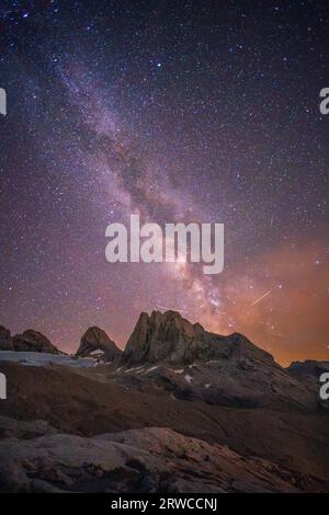 Via Lattea sopra Dachstein vista da Adamekhütte Foto Stock