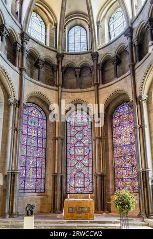 Canterbury, Regno Unito-20 maggio 2023: Vetrate colorate all'interno della cattedrale di Canterbury a Canterbury, Kent. Una delle più antiche e famose chiese cristiane Foto Stock
