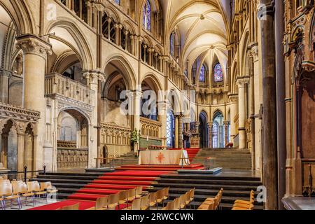 Canterbury, UK-20 maggio 2023: Altare maggiore della Cattedrale di Canterbury a Canterbury, Kent. Una delle chiese cristiane più antiche e famose del Regno Unito. Il suo Arcivescovato Foto Stock