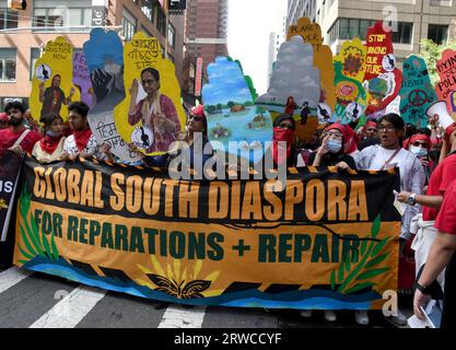 New York, New York, USA. 17 settembre 2023. I membri della Diaspora dell'Asia meridionale marciano come migliaia di manifestanti marciano a Midtown New York City alle Nazioni Unite domenica 17 settembre 2023, prima del vertice delle Nazioni Unite sull'ambizione climatica. Il vertice si terrà il 20 settembre. Un'ora dopo l'inizio della marcia, gli ultimi manifestanti erano ancora in attesa di iniziare la loro processione. (Immagine di credito: © Mark Hertzberg/ZUMA Press Wire) SOLO USO EDITORIALE! Non per USO commerciale! Foto Stock