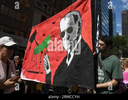 New York, New York, USA. 17 settembre 2023. IL PRESIDENTE JOE BIDEN è l'obiettivo di molte persone, mentre migliaia di manifestanti marciano a Midtown New York City alle Nazioni Unite domenica 17 settembre 2023, prima del vertice delle Nazioni Unite sull'ambizione climatica. Il vertice si terrà il 20 settembre. Un'ora dopo l'inizio della marcia, gli ultimi manifestanti erano ancora in attesa di iniziare la loro processione. (Immagine di credito: © Mark Hertzberg/ZUMA Press Wire) SOLO USO EDITORIALE! Non per USO commerciale! Foto Stock