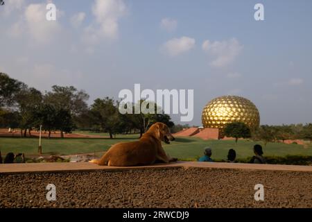 Auroville, Tamil Nadu, India - marzo 2023: Matrimandir, globo d'oro o tempio madre centro spirituale della città internazionale. Copia spazio. Foto Stock