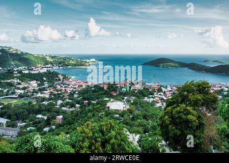 Paesaggio urbano di Charlotte Amalie, la capitale delle Isole Vergini americane, situata sull'isola di St Thomas. Foto Stock