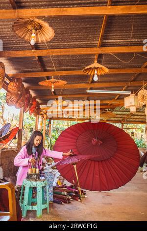 Regione del lago Inle, Myanmar (Birmania) - 13 marzo 2018, tradizionale negozio di ombrelli di carta colorata, artigianato decorativo. Foto di alta qualità Foto Stock
